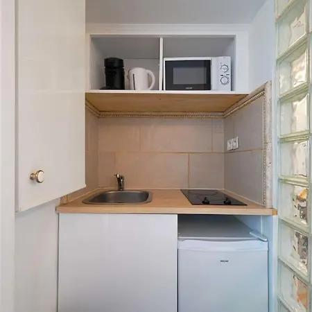 Small Fully Equipped Apartamento